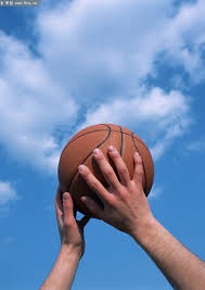 00：16 公牛发疯失控撞伤群众，民警20米外一枪精准毙命